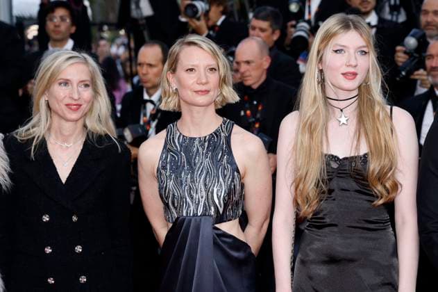 Jessica Hausner, Mia Wasikowska und Florence Baker bei der Premiere des Kinofilms Club Zero auf dem Festival de Cannes 2023 76. Internationale Filmfestspiele von Cannes im Palais des Festivals. Cannes, 22.05.2023