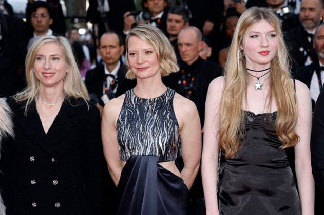 Jessica Hausner, Mia Wasikowska und Florence Baker bei der Premiere des Kinofilms Club Zero auf dem Festival de Cannes 2023 76. Internationale Filmfestspiele von Cannes im Palais des Festivals. Cannes, 22.05.2023