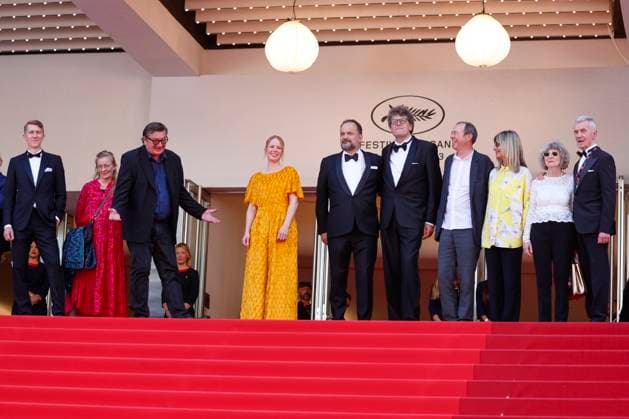 May 22, 2023: Jussi Vatanen, Paula Oinonen, Aki Kaurismaki, Alma Poysti, Misha Jaari, Mark Lwoff attend the Kuolleet Lehdet (Fallen Leaves) premiere during the 76th Cannes Film Festival at Palais des Festivals in Cannes, France, on 22 May 2023. Photo: - ZUMAm179 20230522_zep_m179_034 Copyright: xAlecxMichaelx
