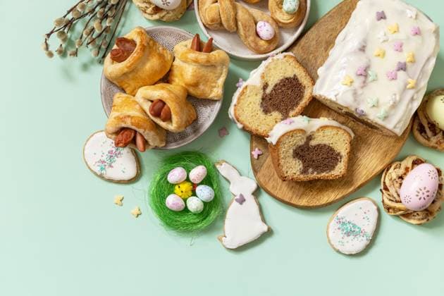 Festive dinner, Easter brunch. Happy Easter holiday food baking puff pastry and cupcake with Easter Bunny on pastel green background. View from above. Copy space. Festive dinner, Easter brunch. Happy Easter holiday food baking puff pastry and cupcake with Easter Bunny on pastel green background. View from above. Copy space. Copyright: xZoonar.com ELENAxHRAMOVAx 20014739