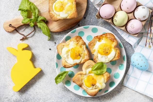 Easter breakfast idea. Scrambled eggs in puff pastry with cheese and bacon on a stone background. View from above. Easter breakfast idea. Scrambled eggs in puff pastry with cheese and bacon on a stone background. View from above. Copyright: xZoonar.com ELENAxHRAMOVAx 20014777
