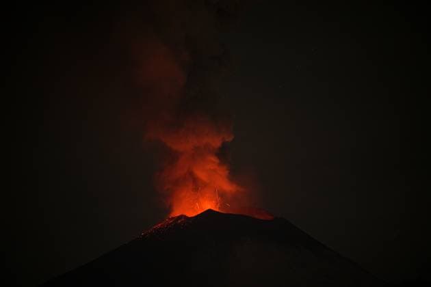 Bilder des Jahres 2023, News 05 Mai News Themen der Woche KW21 News Bilder des Tages (230523) -- PUEBLA, May 23, 2023 -- This photo taken on May 22, 2023 shows a view of the Popocatepetl volcano observed from the state of Puebla, Mexico. Mexican authorities on Sunday raised the alert level due to the recent increased activity of Popocatepetl volcano. The alert level was raised from yellow phase two to yellow phase three, one step below the red alert, said Laura Velazquez, head of the Mexican National Civil Protection Coordination Agency, at a press conference. ) MEXICO-PUEBLA-VOLCANO-POPOCATEPETL-ERUPTION XinxYuewei 