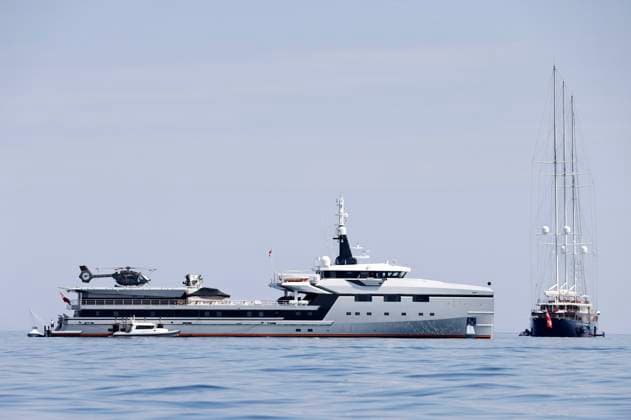 Jeff Bezos und seine Freundin Lauren Sanchez urlauben derzeit auf seiner Yacht Koru mit Begleityacht Abeona in Cannes. Die Yacht ist 127 Meter lang und 70 Meter hoch, hat ca. 470 Millionen Euro gekostet und gilt als die zweitgrößte Yacht der Welt. Die Begleityacht misst 76 Meter hat ein Hubschrauberlandedeck und unter anderem Luxusautos und Schnellboote geladen. Bezos und seine Freundin sollen bereits Partys im Rahmen der 76. Internationalen Filmfestspiele von Cannes besucht haben. Cannes, 22.05.2023