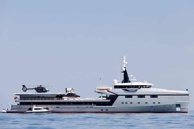 Jeff Bezos und seine Freundin Lauren Sanchez urlauben derzeit auf seiner Yacht Koru mit Begleityacht Abeona in Cannes. Die Begleityacht misst 76 Meter hat ein Hubschrauberlandedeck und unter anderem Luxusautos und Schnellboote geladen. Bezos und seine Freundin sollen bereits Partys im Rahmen der 76. Internationalen Filmfestspiele von Cannes besucht haben. Cannes, 22.05.2023