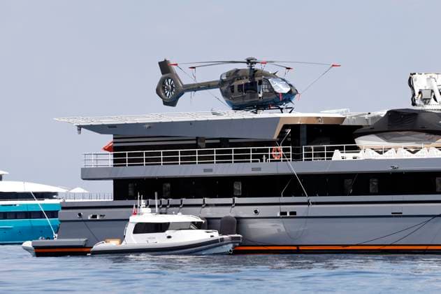 Jeff Bezos und seine Freundin Lauren Sanchez urlauben derzeit auf seiner Yacht Koru mit Begleityacht Abeona in Cannes. Die Begleityacht misst 76 Meter hat ein Hubschrauberlandedeck und unter anderem Luxusautos und Schnellboote geladen. Bezos und seine Freundin sollen bereits Partys im Rahmen der 76. Internationalen Filmfestspiele von Cannes besucht haben. Cannes, 22.05.2023