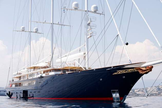 Jeff Bezos und seine Freundin Lauren Sanchez urlauben derzeit auf seiner Yacht Koru mit Begleityacht Abeona in Cannes. Die Yacht ist 127 Meter lang und 70 Meter hoch, hat ca. 470 Millionen Euro gekostet und gilt als die zweitgrößte Yacht der Welt. Bezos und seine Freundin sollen bereits Partys im Rahmen der 76. Internationalen Filmfestspiele von Cannes besucht haben. Cannes, 22.05.2023