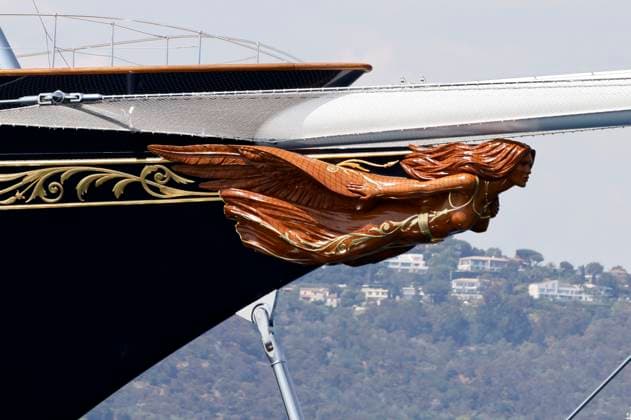Jeff Bezos und seine Freundin Lauren Sanchez urlauben derzeit auf seiner Yacht Koru mit Begleityacht Abeona in Cannes. Die Yacht ist 127 Meter lang und 70 Meter hoch, hat ca. 470 Millionen Euro gekostet und gilt als die zweitgrößte Yacht der Welt. Die Galionsfigur unter dem Bugspriet ähnelt Bezos Freundin Lauren Sanchez. Bezos und seine Freundin sollen bereits Partys im Rahmen der 76. Internationalen Filmfestspiele von Cannes besucht haben. Cannes, 22.05.2023