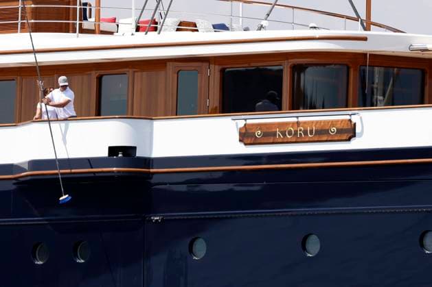 Jeff Bezos und seine Freundin Lauren Sanchez urlauben derzeit auf seiner Yacht Koru mit Begleityacht Abeona in Cannes. Die Yacht ist 127 Meter lang und 70 Meter hoch, hat ca. 470 Millionen Euro gekostet und gilt als die zweitgrößte Yacht der Welt. Bezos und seine Freundin sollen bereits Partys im Rahmen der 76. Internationalen Filmfestspiele von Cannes besucht haben. Cannes, 22.05.2023