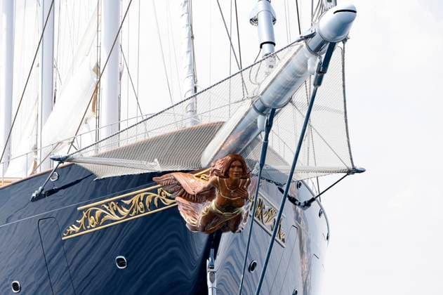 Jeff Bezos und seine Freundin Lauren Sanchez urlauben derzeit auf seiner Yacht Koru mit Begleityacht Abeona in Cannes. Die Yacht ist 127 Meter lang und 70 Meter hoch, hat ca. 470 Millionen Euro gekostet und gilt als die zweitgrößte Yacht der Welt. Die Galionsfigur unter dem Bugspriet ähnelt Bezos Freundin Lauren Sanchez. Bezos und seine Freundin sollen bereits Partys im Rahmen der 76. Internationalen Filmfestspiele von Cannes besucht haben. Cannes, 22.05.2023