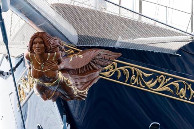 Jeff Bezos und seine Freundin Lauren Sanchez urlauben derzeit auf seiner Yacht Koru mit Begleityacht Abeona in Cannes. Die Yacht ist 127 Meter lang und 70 Meter hoch, hat ca. 470 Millionen Euro gekostet und gilt als die zweitgrößte Yacht der Welt. Die Galionsfigur unter dem Bugspriet ähnelt Bezos Freundin Lauren Sanchez. Bezos und seine Freundin sollen bereits Partys im Rahmen der 76. Internationalen Filmfestspiele von Cannes besucht haben. Cannes, 22.05.2023