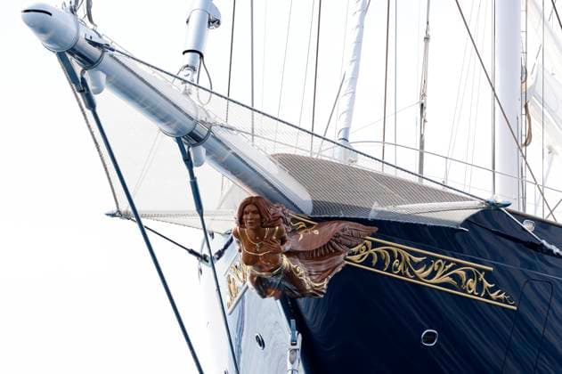 Jeff Bezos und seine Freundin Lauren Sanchez urlauben derzeit auf seiner Yacht Koru mit Begleityacht Abeona in Cannes. Die Yacht ist 127 Meter lang und 70 Meter hoch, hat ca. 470 Millionen Euro gekostet und gilt als die zweitgrößte Yacht der Welt. Die Galionsfigur unter dem Bugspriet ähnelt Bezos Freundin Lauren Sanchez. Bezos und seine Freundin sollen bereits Partys im Rahmen der 76. Internationalen Filmfestspiele von Cannes besucht haben. Cannes, 22.05.2023