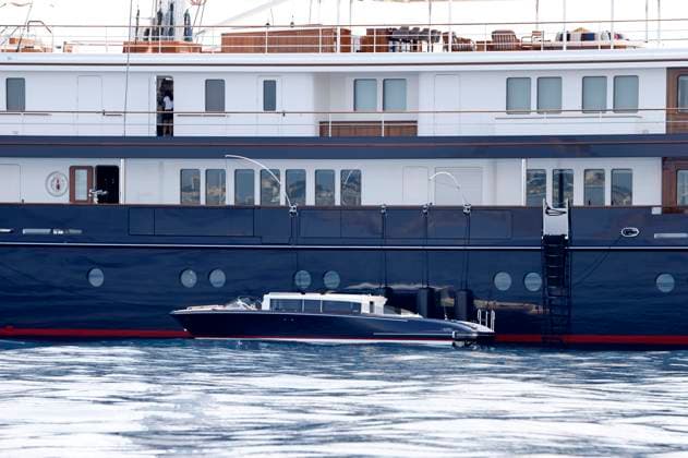 Jeff Bezos und seine Freundin Lauren Sanchez urlauben derzeit auf seiner Yacht Koru mit Begleityacht Abeona in Cannes. Die Yacht ist 127 Meter lang und 70 Meter hoch, hat ca. 470 Millionen Euro gekostet und gilt als die zweitgrößte Yacht der Welt. Bezos und seine Freundin sollen bereits Partys im Rahmen der 76. Internationalen Filmfestspiele von Cannes besucht haben. Cannes, 22.05.2023