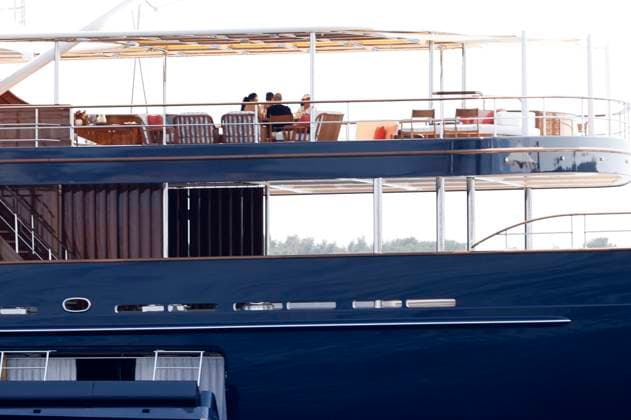 Jeff Bezos und seine Freundin Lauren Sanchez urlauben derzeit auf seiner Yacht Koru mit Begleityacht Abeona in Cannes. Die Yacht ist 127 Meter lang und 70 Meter hoch, hat ca. 470 Millionen Euro gekostet und gilt als die zweitgrößte Yacht der Welt. Im Bild sind Jeff Bezos und Lauren Sanchez mit Gästen an Deck zu sehen. Die Yacht bietet Platz für 18 Passagiere. Bezos und seine Freundin sollen bereits Partys im Rahmen der 76. Internationalen Filmfestspiele von Cannes besucht haben. Cannes, 22.05.2023