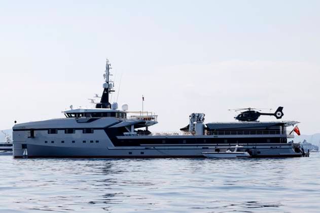 Jeff Bezos und seine Freundin Lauren Sanchez urlauben derzeit auf seiner Yacht Koru mit Begleityacht Abeona in Cannes. Die Begleityacht misst 76 Meter hat ein Hubschrauberlandedeck und unter anderem Luxusautos und Schnellboote geladen. Bezos und seine Freundin sollen bereits Partys im Rahmen der 76. Internationalen Filmfestspiele von Cannes besucht haben. Cannes, 22.05.2023