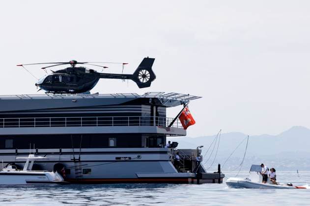 Jeff Bezos und seine Freundin Lauren Sanchez urlauben derzeit auf seiner Yacht Koru mit Begleityacht Abeona in Cannes. Die Begleityacht misst 76 Meter hat ein Hubschrauberlandedeck und unter anderem Luxusautos und Schnellboote geladen. Bezos und seine Freundin sollen bereits Partys im Rahmen der 76. Internationalen Filmfestspiele von Cannes besucht haben. Cannes, 22.05.2023