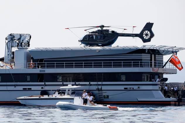 Jeff Bezos und seine Freundin Lauren Sanchez urlauben derzeit auf seiner Yacht Koru mit Begleityacht Abeona in Cannes. Die Begleityacht misst 76 Meter hat ein Hubschrauberlandedeck und unter anderem Luxusautos und Schnellboote geladen. Bezos und seine Freundin sollen bereits Partys im Rahmen der 76. Internationalen Filmfestspiele von Cannes besucht haben. Cannes, 22.05.2023