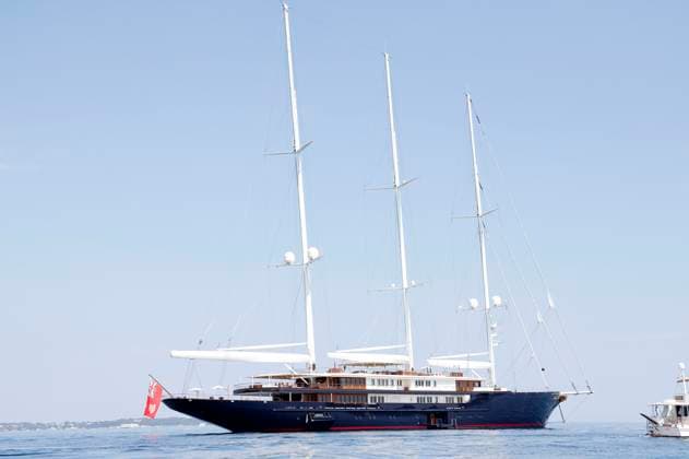 Jeff Bezos und seine Freundin Lauren Sanchez urlauben derzeit auf seiner Yacht Koru mit Begleityacht Abeona in Cannes. Die Yacht ist 127 Meter lang und 70 Meter hoch, hat ca. 470 Millionen Euro gekostet und gilt als die zweitgrößte Yacht der Welt. Bezos und seine Freundin sollen bereits Partys im Rahmen der 76. Internationalen Filmfestspiele von Cannes besucht haben. Cannes, 22.05.2023