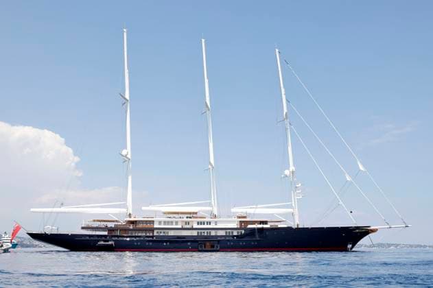 Jeff Bezos und seine Freundin Lauren Sanchez urlauben derzeit auf seiner Yacht Koru mit Begleityacht Abeona in Cannes. Die Yacht ist 127 Meter lang und 70 Meter hoch, hat ca. 470 Millionen Euro gekostet und gilt als die zweitgrößte Yacht der Welt. Bezos und seine Freundin sollen bereits Partys im Rahmen der 76. Internationalen Filmfestspiele von Cannes besucht haben. Cannes, 22.05.2023