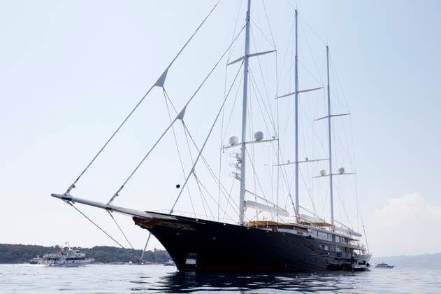Jeff Bezos und seine Freundin Lauren Sanchez urlauben derzeit auf seiner Yacht Koru mit Begleityacht Abeona in Cannes. Die Yacht ist 127 Meter lang und 70 Meter hoch, hat ca. 470 Millionen Euro gekostet und gilt als die zweitgrößte Yacht der Welt. Bezos und seine Freundin sollen bereits Partys im Rahmen der 76. Internationalen Filmfestspiele von Cannes besucht haben. Cannes, 22.05.2023