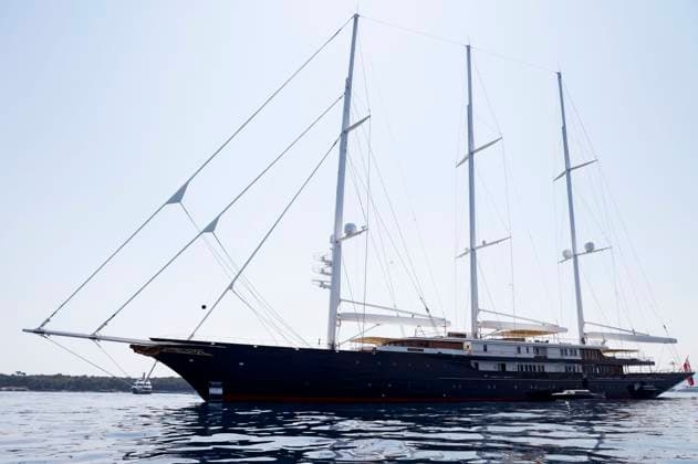 Jeff Bezos und seine Freundin Lauren Sanchez urlauben derzeit auf seiner Yacht Koru mit Begleityacht Abeona in Cannes. Die Yacht ist 127 Meter lang und 70 Meter hoch, hat ca. 470 Millionen Euro gekostet und gilt als die zweitgrößte Yacht der Welt. Bezos und seine Freundin sollen bereits Partys im Rahmen der 76. Internationalen Filmfestspiele von Cannes besucht haben. Cannes, 22.05.2023