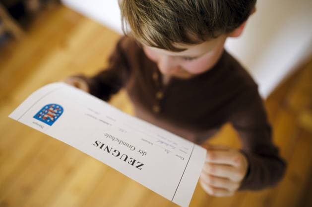 Symbolfoto zum Thema Zeugnis in der Grundschule. Ein Junge posiert mit einem Zeugnis. Berlin, 19.05.2023 Berlin Deutschland *** Elementary school report card symbol photo A boy posing with a report card Berlin, 19 05 2023 Berlin Germany Copyright: xThomasxTrutschel photothek.dex
