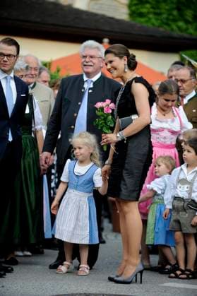 MÜNCHEN 2011-05-24 Pa tisdagskvällen deltog kronprinsessan Victoria och prins Daniel i en näringslivsmiddag pa inbjudan av den bayerske näringsministern och ställföreträdande regeringschefen Martin Zeil pa Gasthof Aying i München i Tyskland. Det svenska kronprinsessparet är pa officiellt besök till Tyskland. MÜNCHEN TYSKLAND x10070x *** MUNICH 2011 05 24 On Tuesday evening, Crown Princess Victoria and Prince Daniel attended a business dinner hosted by the Bavarian Minister for Economic Affairs and Deputy Head of Government Martin Zeil at Gasthof Aying in Munich, Germany The Swedish Crown Princess Couple are on an official visit to Germany MUNICH GERMANY x10070x  Copyright: xJESSICAxGOWx xTTx KRONPRINSESSPARET TYSKLAND