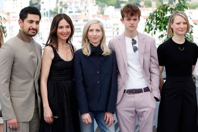 Amir El-Masry, Elsa Zylberstein, Jessica Hausner, Samuel D. Anderson und Mia Wasikowska beim Photocall zum Kinofilm Club Zero auf dem Festival de Cannes 2023 76. Internationale Filmfestspiele von Cannes am Palais des Festivals. Cannes, 23.05.2023