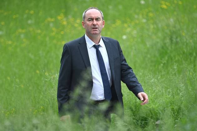 Hubert AIWANGER (Freie Waehler,Wirtschaftsminister Bayern), telefoniert auf dem Weg inmitten einer gruenen Wiese, Einzelbild,angeschnittenes Einzelmotiv, Halbfigur,halbe Figur. Pressekonferenz der Bayerischen Staatsregierung nach Kabinettssitzung am 23.05.2023 im Prinz Carl Palais in Muenchen. *** Hubert AIWANGER Free voters, Bavarian Minister of Economic Affairs, telephones on the way in the midst of a green meadow, single image, cropped single subject, half figure, half figure press conference of the Bavarian State Government after cabinet meeting on 23 05 2023 in the Prinz Carl Palais in Munich