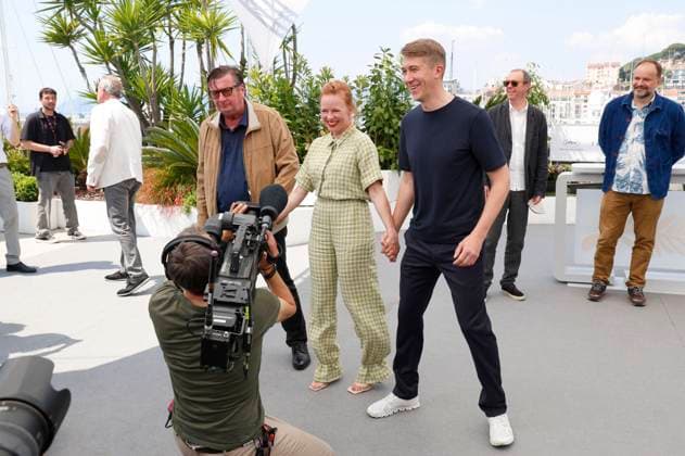 Aki Kaurismäki, Alma Pöysti und Jussi Vatanen beim Photocall zum Kinofilm Kuolleet lehdet Fallen Leaves auf dem Festival de Cannes 2023 76. Internationale Filmfestspiele von Cannes am Palais des Festivals. Cannes, 23.05.2023