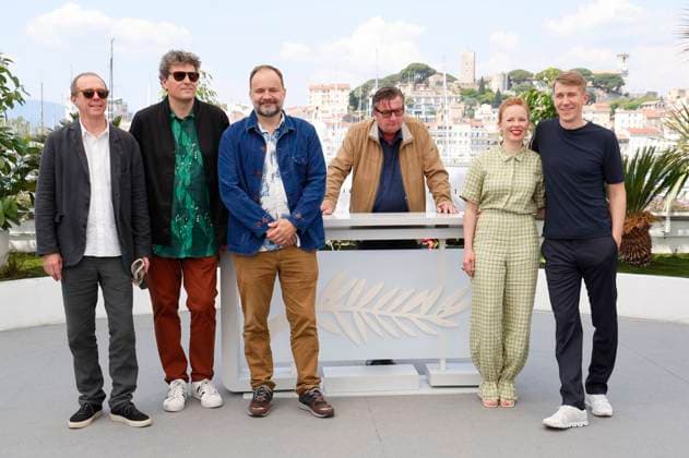 Reinhard Brundig, Mark Lwoff, Misha Jaari, Aki Kaurismäki, Alma Pöysti und Jussi Vatanen beim Photocall zum Kinofilm Kuolleet lehdet Fallen Leaves auf dem Festival de Cannes 2023 76. Internationale Filmfestspiele von Cannes am Palais des Festivals. Cannes, 23.05.2023