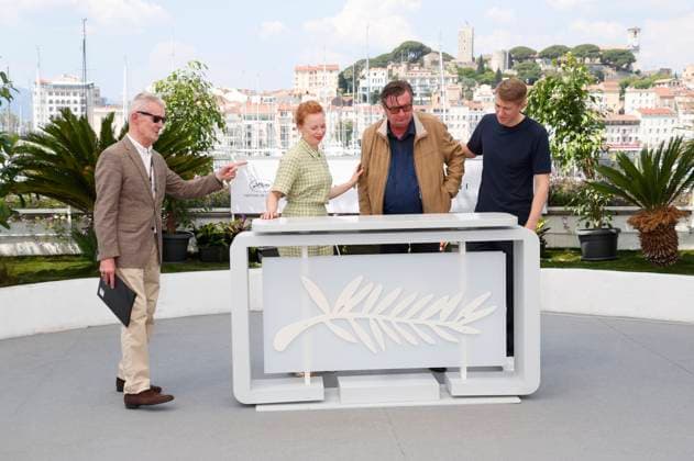 Wolfgang Werner, Alma Pöysti, Aki Kaurismäki und Jussi Vatanen beim Photocall zum Kinofilm Kuolleet lehdet Fallen Leaves auf dem Festival de Cannes 2023 76. Internationale Filmfestspiele von Cannes am Palais des Festivals. Cannes, 23.05.2023