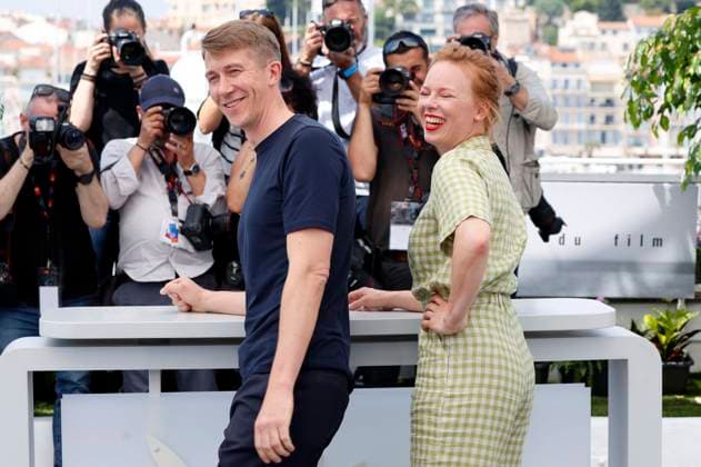Jussi Vatanen und Alma Pöysti beim Photocall zum Kinofilm Kuolleet lehdet Fallen Leaves auf dem Festival de Cannes 2023 76. Internationale Filmfestspiele von Cannes am Palais des Festivals. Cannes, 23.05.2023