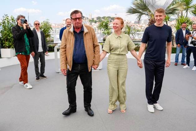 May 23, 2023: Alma Poysti, Aki Kaurismaki and Jussi Vatanen pose at the Fallen Leaves photocall during the 76th Cannes Film Festival at Palais des Festivals in Cannes, France, on 23 May 2023. Photo: - ZUMAm179 20230523_zep_m179_001 Copyright: xAlecxMichaelx