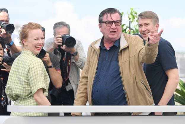 Finnish actress Alma Poysti, director Aki Kaurismaki and actor Jussi Vatanen attend a photo call for Fallen Leaves at the 76th Cannes Film Festival at Palais des Festivals in Cannes, France on Tuesday, May 23, 2023.  CAN20230523122 RUNExHELLESTAD
