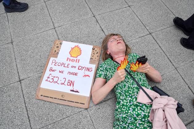 News Themen der Woche KW21 News Bilder des Tages May 23, 2023, London, England, United Kingdom: A climate activist lies on the ground after being removed from Shell s Annual General Meeting at Excel Centre in East London. Several dozen activists made it into the venue and disrupted the oil giant s meeting before being carried and escorted out by security. London United Kingdom - ZUMAv130 20230523_zip_v130_014 Copyright: xVukxValcicx