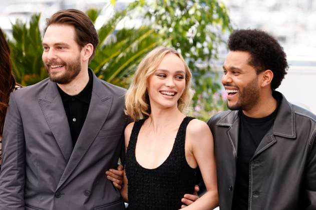 Sam Levinson, Lily-Rose Melody Depp und Abel The Weeknd Tesfaye beim Photocall zur HBO-Dramaserie The Idol auf dem Festival de Cannes 2023 76. Internationale Filmfestspiele von Cannes am Palais des Festivals. Cannes, 23.05.2023
