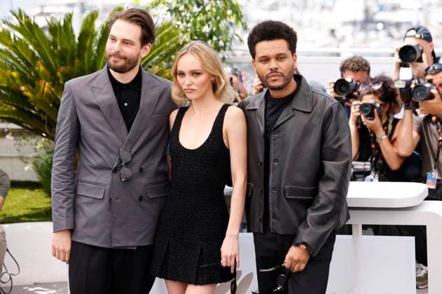 Sam Levinson, Lily-Rose Melody Depp und Abel The Weeknd Tesfaye beim Photocall zur HBO-Dramaserie The Idol auf dem Festival de Cannes 2023 76. Internationale Filmfestspiele von Cannes am Palais des Festivals. Cannes, 23.05.2023