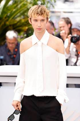 Troye Sivan beim Photocall zur HBO-Dramaserie The Idol auf dem Festival de Cannes 2023 76. Internationale Filmfestspiele von Cannes am Palais des Festivals. Cannes, 23.05.2023