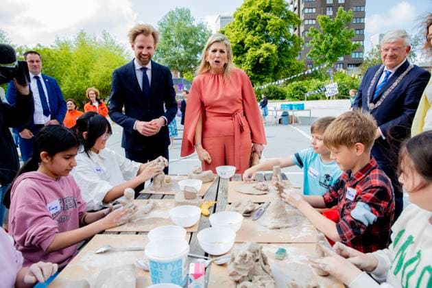 23-05-2023 The Hague Queen Maxima with Dennis Wiersma, minister voor Primair en Voortgezet Onderwijs, attend the launch of the cooperation between More Music in the Classroom and the Ministry of Education, Culture and Science in the context of cultural offerings at and after school to promote equality of opportunity in the Kindcentrum in The Hague. Â  Copyright: xPPEx