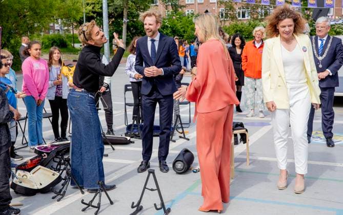23-05-2023 The Hague Queen Maxima with Dennis Wiersma, minister voor Primair en Voortgezet Onderwijs, attend the launch of the cooperation between More Music in the Classroom and the Ministry of Education, Culture and Science in the context of cultural offerings at and after school to promote equality of opportunity in the Kindcentrum in The Hague. Â  Copyright: xPPEx