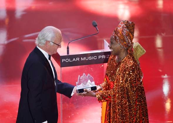 STOCKHOLM 20230523 AngÃ lique Kidjo receives his award from King Carl Gustaf at the presentation of the 2023 Polar Prize at the Grand Hotel in Stockholm on Tuesday Stockholm SWEDEN x10430x  Copyright: xChristinexOlsson TTx POLARPRISET 2023 TTABB0000000000189154