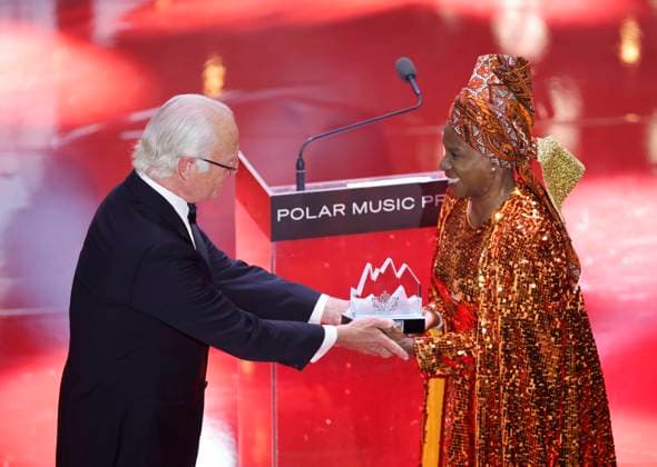 Polar Music Prize laureate Beninese French singer songwriter AngÃ lique Kidjo R receives the prize from the hands of Swedens King Carl Gustaf during the Polar Music Prize Award Ceremony at Grand Hotel in Stockholm, May 24, 2023 Stockholm SWEDEN x10430x  Copyright: xChristinexOlsson TTx POLAR MUSIC PRIZE 2023 SCANPIXB057283