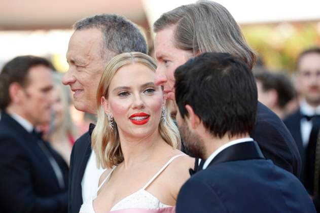 Tom Hanks, Scarlett Johansson, Wes Anderson und Jason Schwartzman bei der Premiere des Kinofilms Asteroid City auf dem Festival de Cannes 2023 76. Internationale Filmfestspiele von Cannes im Palais des Festivals. Cannes, 23.05.2023