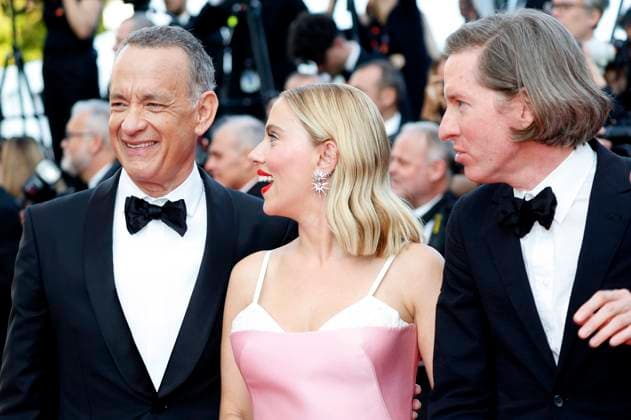 Tom Hanks, Scarlett Johansson und Wes Anderson bei der Premiere des Kinofilms Asteroid City auf dem Festival de Cannes 2023 76. Internationale Filmfestspiele von Cannes im Palais des Festivals. Cannes, 23.05.2023