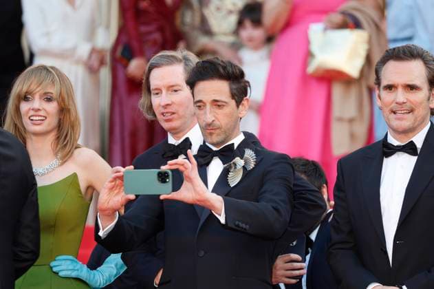 Maya Hawke, Wes Anderson, Adrien Brody und Matt Dillon bei der Premiere des Kinofilms Asteroid City auf dem Festival de Cannes 2023 76. Internationale Filmfestspiele von Cannes im Palais des Festivals. Cannes, 23.05.2023