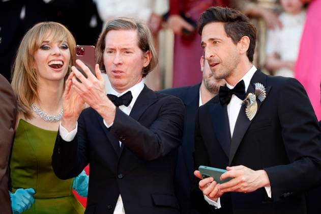Maya Hawke, Wes Anderson und Adrien Brody bei der Premiere des Kinofilms Asteroid City auf dem Festival de Cannes 2023 76. Internationale Filmfestspiele von Cannes im Palais des Festivals. Cannes, 23.05.2023