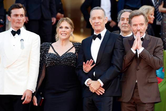 Rupert Friend, Rita Wilson, Tom Hanks, Alexandre Desplat und Bryan Cranston bei der Premiere des Kinofilms Asteroid City auf dem Festival de Cannes 2023 76. Internationale Filmfestspiele von Cannes im Palais des Festivals. Cannes, 23.05.2023