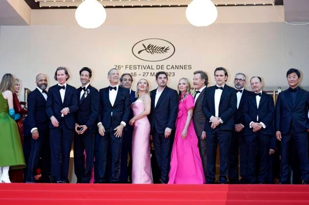Entertainment Bilder des Tages Maya Hawke, Jeffrey Wright, Wes Anderson, Adrien Brody, Tom Hanks, Alexandre Desplat, Scarlett Johansson, Damien Bonnard, Hope Davis, Bryan Cranston, Matt Dillon, Steve Carell, Fisher Stevens und Stephen Park bei der Premiere des Kinofilms Asteroid City auf dem Festival de Cannes 2023 76. Internationale Filmfestspiele von Cannes im Palais des Festivals. Cannes, 23.05.2023