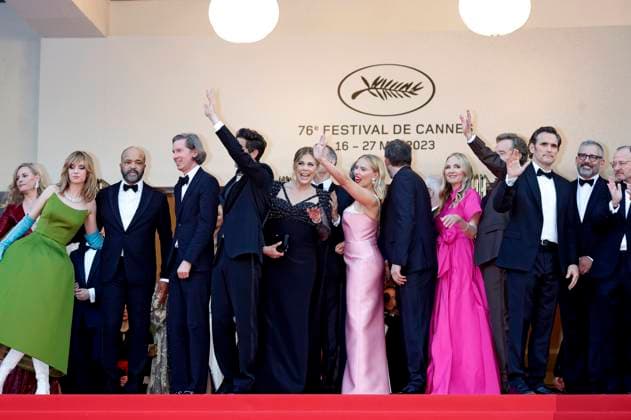 Maya Hawke, Jeffrey Wright, Wes Anderson, Adrien Brody, Tom Hanks, Alexandre Desplat, Scarlett Johansson, Damien Bonnard, Hope Davis, Bryan Cranston, Matt Dillon, Steve Carell und Fisher Stevens bei der Premiere des Kinofilms Asteroid City auf dem Festival de Cannes 2023 76. Internationale Filmfestspiele von Cannes im Palais des Festivals. Cannes, 23.05.2023