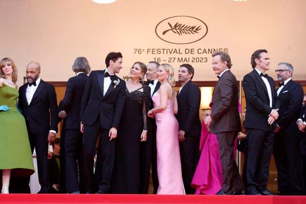 Maya Hawke, Jeffrey Wright, Wes Anderson, Adrien Brody, Rita Wilson,Tom Hanks, Scarlett Johansson, Damien Bonnard, Bryan Cranston, Matt Dillon und Steve Carell bei der Premiere des Kinofilms Asteroid City auf dem Festival de Cannes 2023 76. Internationale Filmfestspiele von Cannes im Palais des Festivals. Cannes, 23.05.2023
